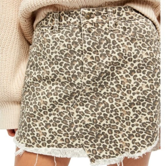 Free People Bailey Denim Skirt in Cheetah Combo. 25, 26 - Picture 3 of 16